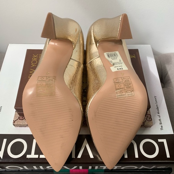 River Island Gold Wide Fit Razor Heel Court Shoes - Picture 7 of 8